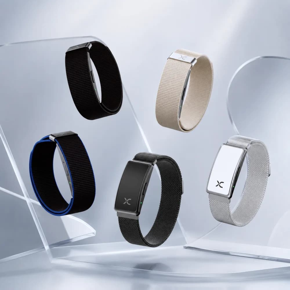 XIRCLE Band 5 สี วางเรียงบนแผ่นอะคริลิกใส